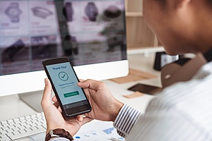 an individual using online banking security best practices while banking on mobile
